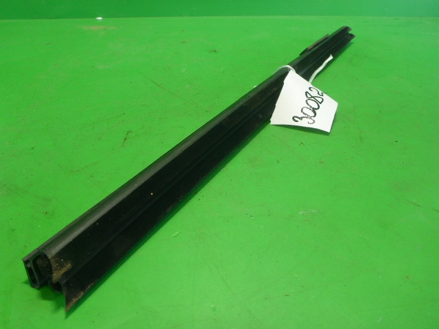 Накладка стекла заднего левого