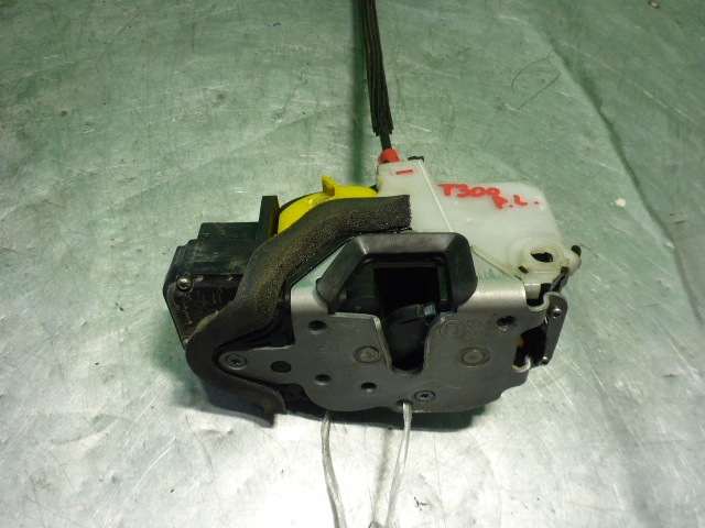 Замок двери передней левой