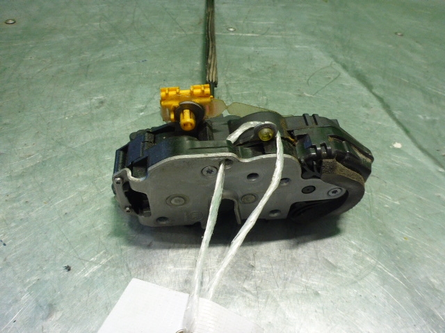 Замок двери передней левой