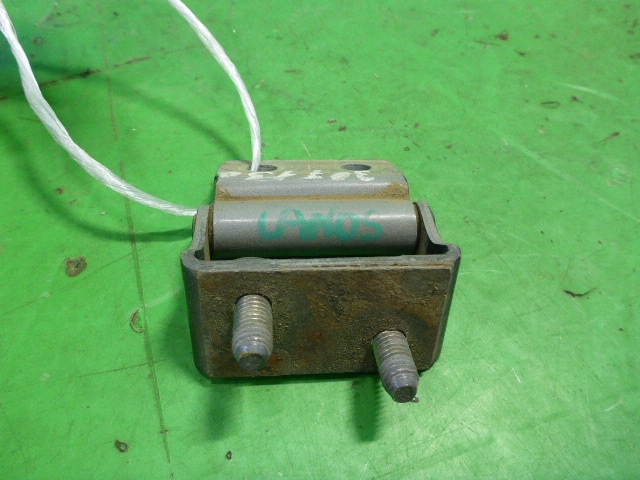 Петля двери багажника