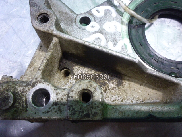 Крышка двигателя передняя