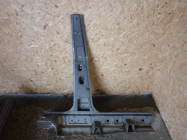 Порог со стойкой левый