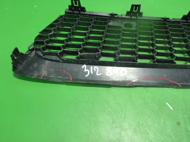 Решетка в бампер центральная