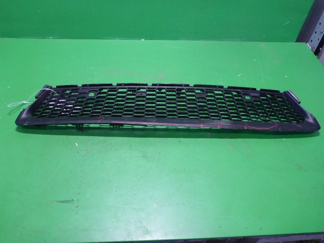 Решетка в бампер центральная