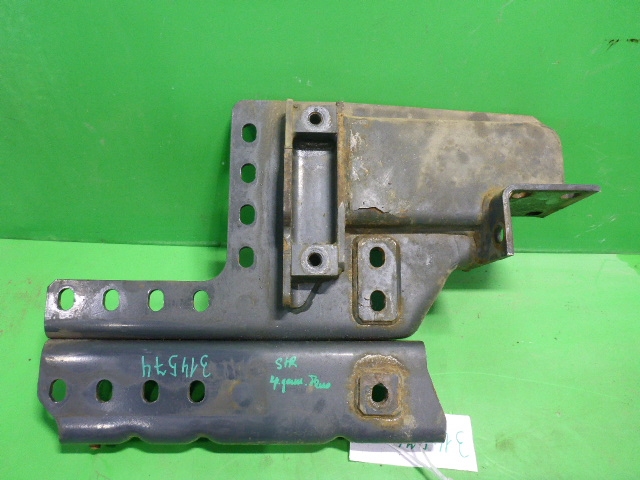 Кронштейн усилителя переднего бампера правый