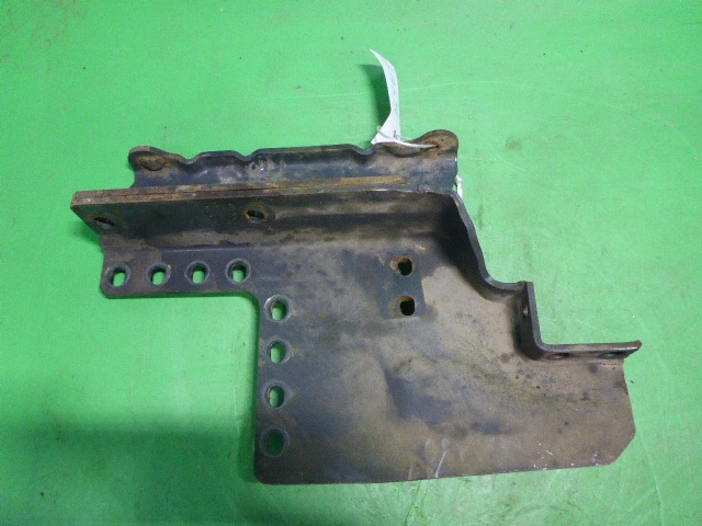 Кронштейн усилителя переднего бампера правый