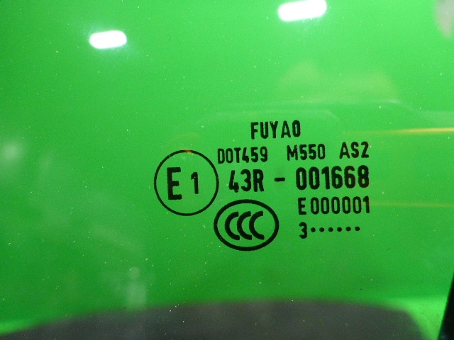 Стекло двери передней левой (форточка)