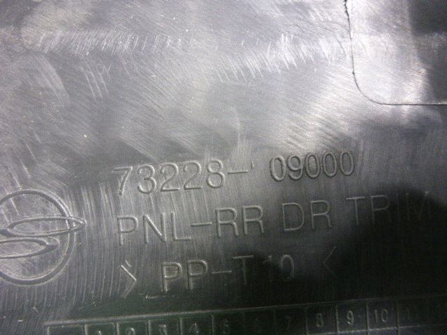 Обшивка двери задней правой