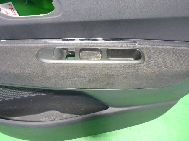 Обшивка двери передней правой