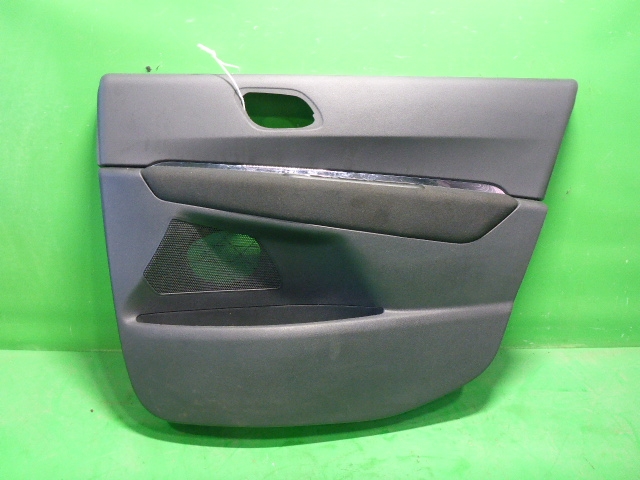 Обшивка двери передней правой