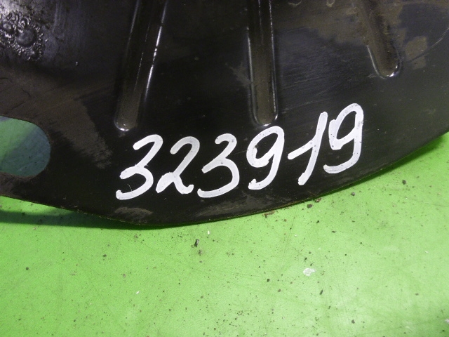 Кулак поворотный передний левый