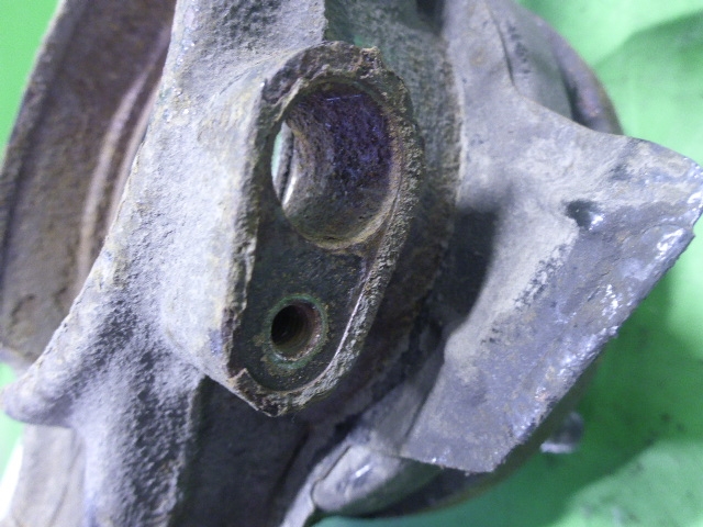 Кулак поворотный передний левый