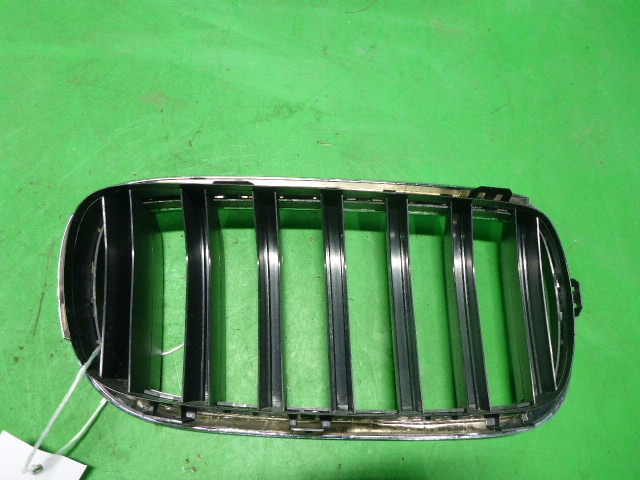 Решетка радиатора левая