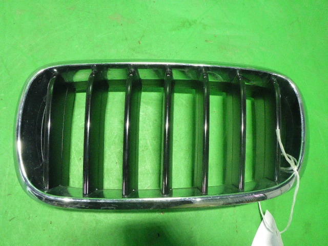 Решетка радиатора левая