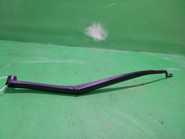 Поводок стеклоочистителя передний правый