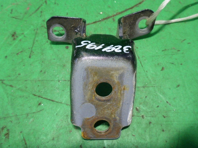 Петля двери передней левой верхняя