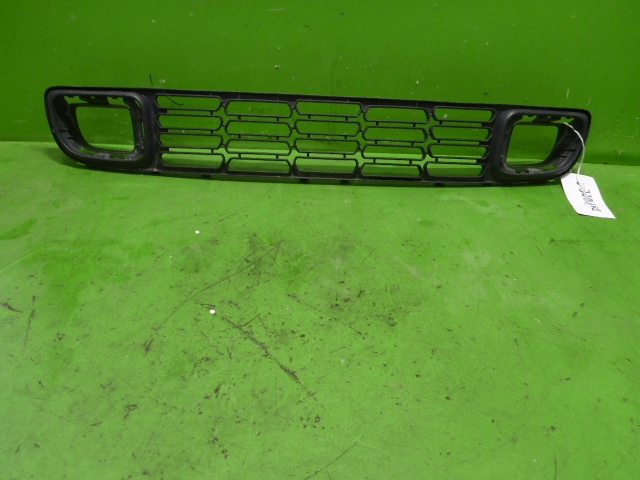 Решетка в бампер центральная