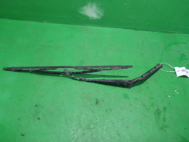 Поводок стеклоочистителя передний правый