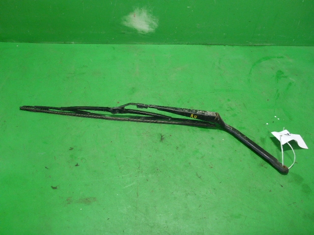 Поводок стеклоочистителя передний правый