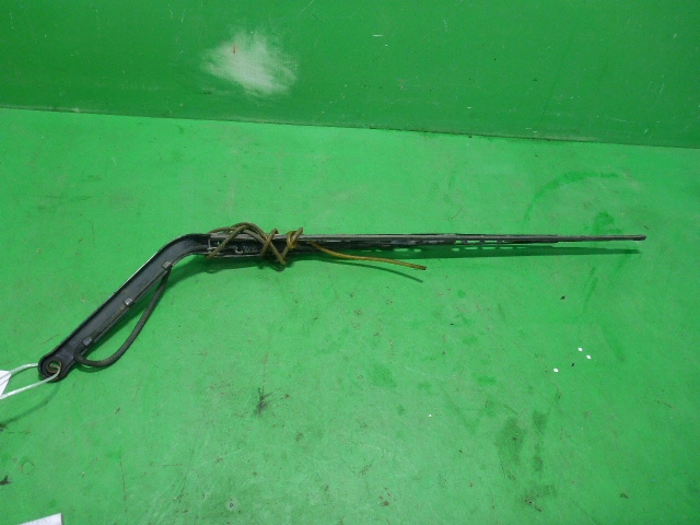 Поводок стеклоочистителя передний левый