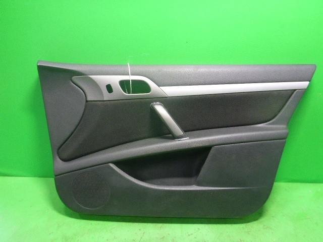 Обшивка двери передней правой