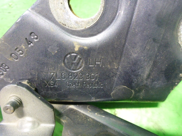 Петля капота левая