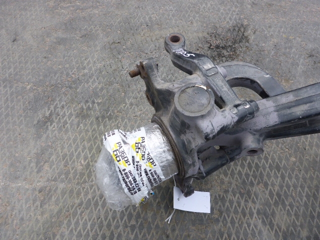 Кулак поворотный передний левый