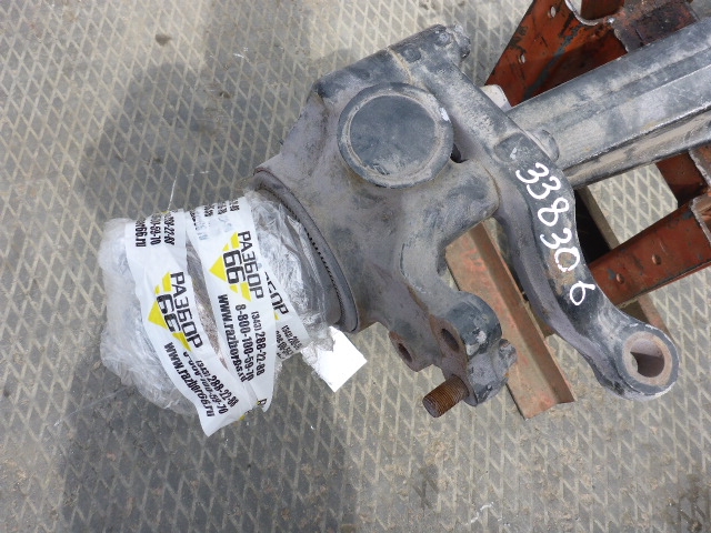 Кулак поворотный передний правый