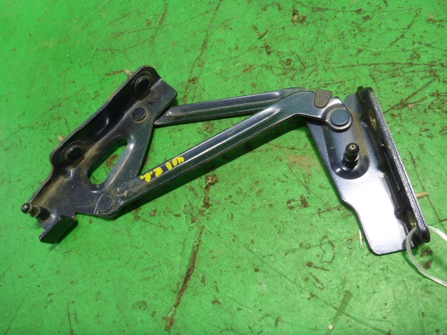 Петля крышки багажника