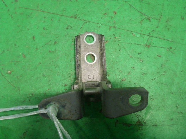 Петля двери задней левой нижняя