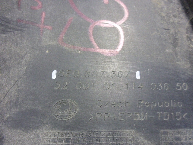 Заглушка бампера левая