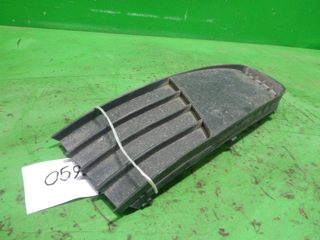 Заглушка бампера левая