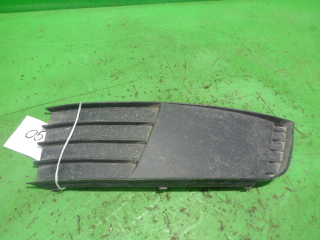 Заглушка бампера левая