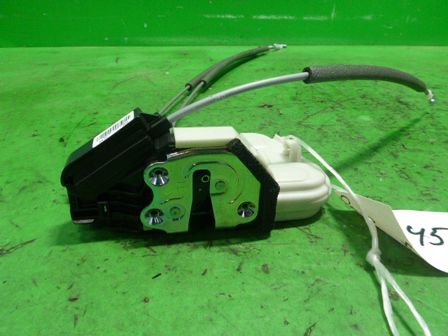 Замок двери задней левой