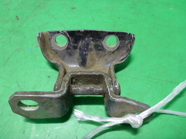 Петля двери задней левой верхняя