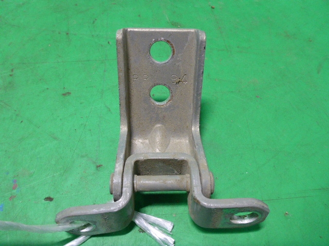 Петля двери задней левой нижняя