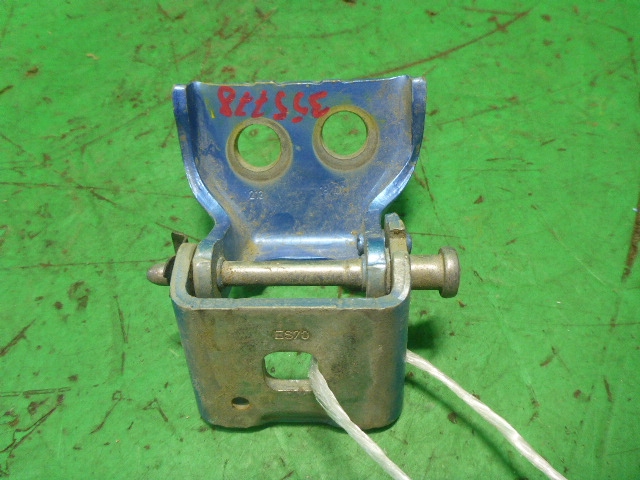 Петля двери задней правой верхняя