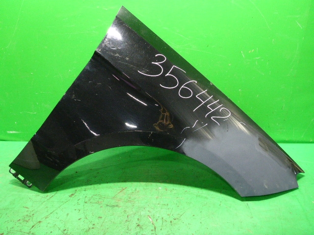 Крыло переднее правое