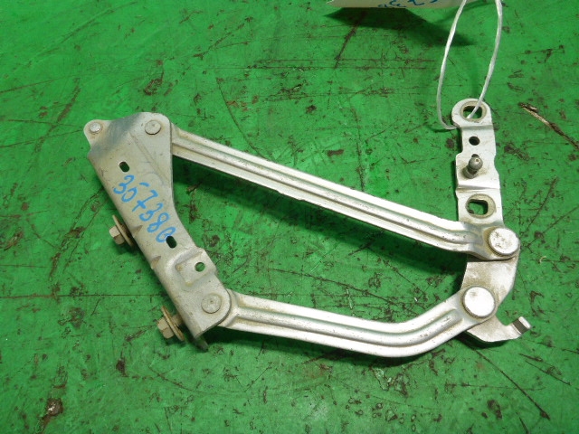 Петля крышки багажника