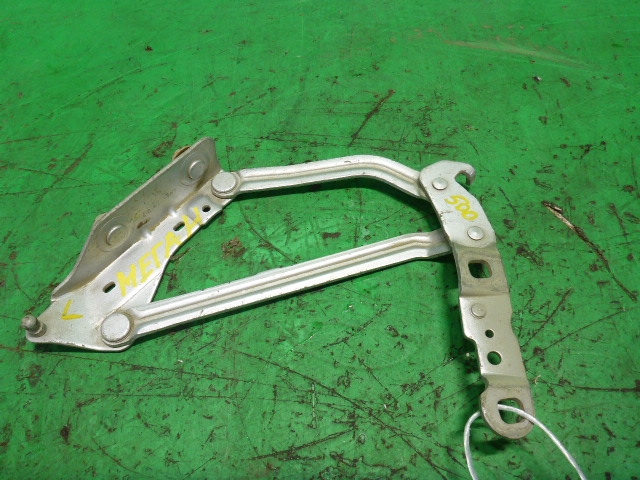 Петля крышки багажника