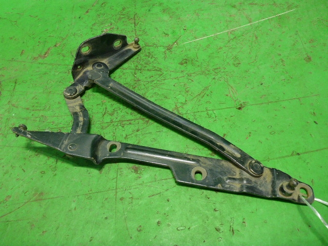 Петля крышки багажника