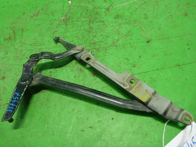 Петля крышки багажника