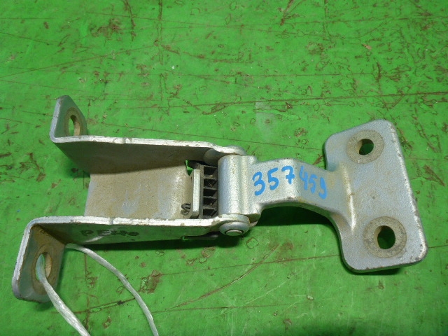 Петля двери багажника