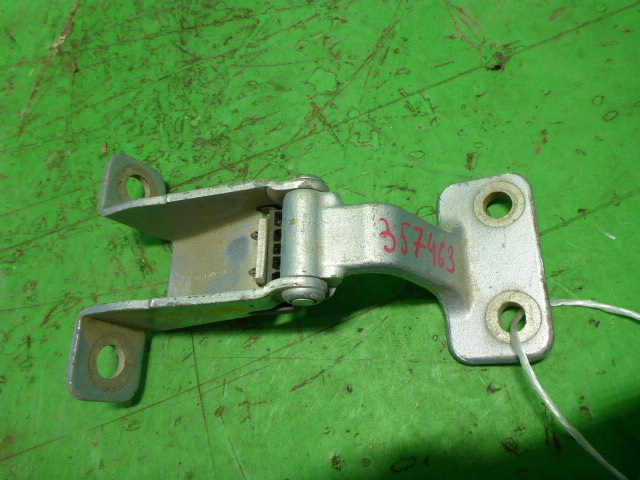 Петля двери багажника