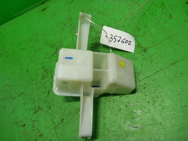 Кронштейн заднего бампера правый