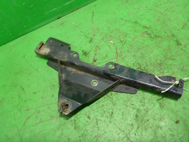 Кронштейн переднего бампера левый