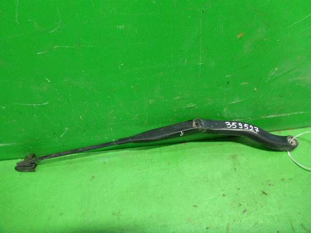 Поводок стеклоочистителя передний правый