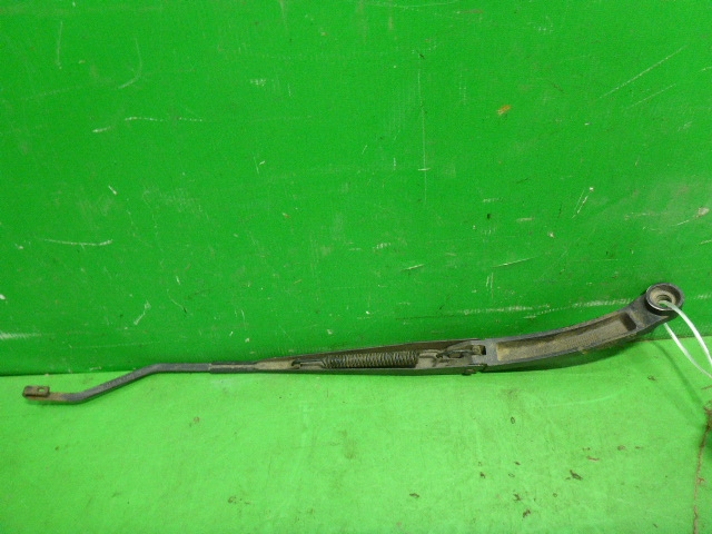 Поводок стеклоочистителя передний правый