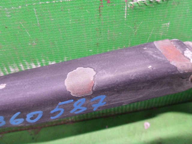 Поводок стеклоочистителя передний левый