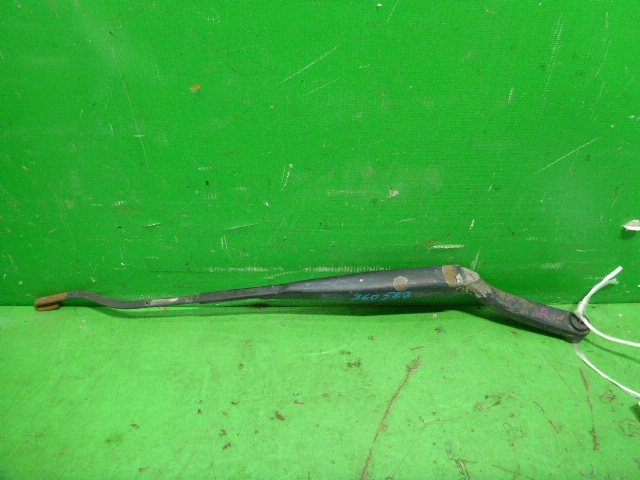 Поводок стеклоочистителя передний левый